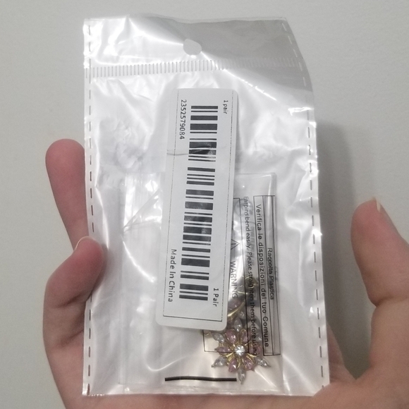 NWT snowflake earrings - Picture 4 of 5